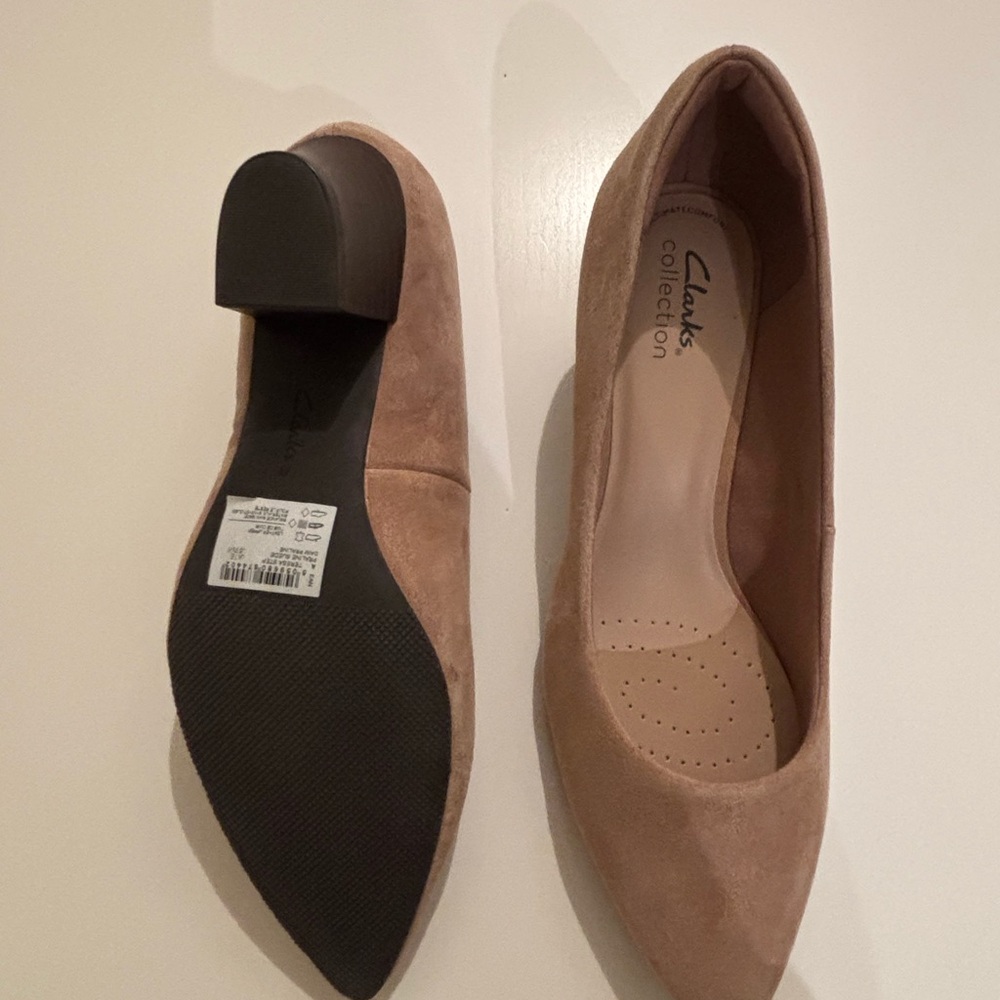 Clarks Women's Black and Tan Flats - Picture 11 of 12